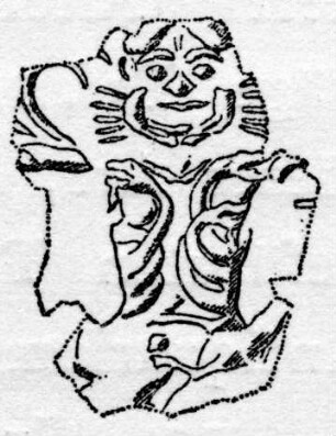Fragment eines dünnen Blechs. Als Verzierung eine Gorgo (?). Deutlich erkennbar ist der Kopf, darunter zwei sich ringelnde Schlangen.