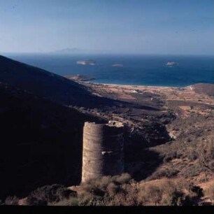 Andros, Hellenistischer Rundturm über Gavrion; 20 m hoch, mehrstöckig, Schutz von Bergwerken