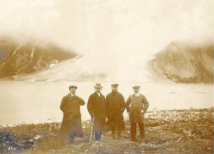 Spitzbergen. Magdalenenfjord. Vier Herren posieren vor dem Gletscher