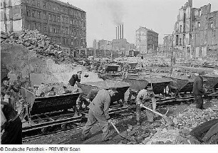 Dresden. Arbeiter beladen an der Schweriner Straße Loren der Trümmerbahn