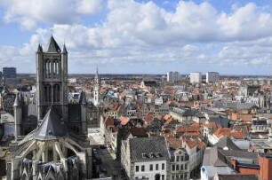 Gent - Stadtübersicht : Blick vom Belfried-Glockenturm auf die Stadt, vorn die Sankt Nikolauskirche, aufgenommen in Gent am 1. April 2010