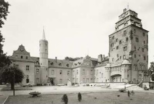 Groß Leuthen, Schloss, Hofansicht mit Treppenturm und neuem Seeflügel mit Wohnturm