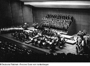 Neuer Chor Dresden unter Chorleiter Manfred Winter. Konzert anläßlich des 20jährigen Jubiläums mit der Jenaer Philharmonie im Kulturpalast Dresden (Moderatorin Traute Richter)