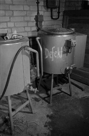 Offenställe für Rinder. Elektrische Kessel