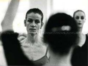 Blick auf das traurige, verhärmte Gesicht einer Balletttänzerin (Altersgruppe 18-21)