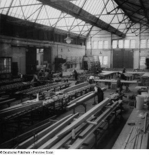 Rostock-Warnemünde. Ernst Heinkel Flugzeugwerke Warnemünde. Außenstelle der Ernst Heinkel Flugzeugwerke Warnemünde. Innenansicht einer Werkhalle mit Fertigungsbereichen für Holzbauweise (Flügelbau)
