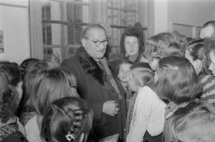 Ausstellung der Deutsch - Polnischen Gesellschaft: "Polnische Kinder zeichnen und malen" in der Öffentlichen Wissenschaftlichen Bibliothek : Pioniere im Gespräch