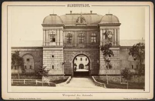 Albertstadt. Westportal des Arsenals : Albertstadt. Westportal des Arsenals. Aus: Albertstadt. Sämmtliche Militärbauten in Dresden. 18 Photographien nach der Natur nebst Übersichtsplan. Verlag Adolf Gutbier, Dresden 1880, Blatt 11, Carte Cabinet. Verwalter: SLUB Dresden Hist.Sax.G.573 m