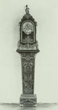 Boulle-Uhr (kleinere Garnitur I): (Boulle, Andre Charles 1642-1732). Werk von Sandrie, Paris. Moritzburg/Dresden: Barockmuseum (ehem. Jagdschloß).