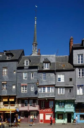 Frankreich. Basse Normandie. Calvados. Honfleur. Quai Sainte Catharine. Typische Häuser und Turm von Sainte Catharine