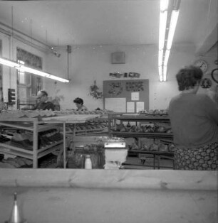 Roßwein, Dresdner Straße 35/Querstraße 6. VEB Filzschuhfabrik (ehemals PGH Morgenrot). Produktionsraum. Blick gegen Wand mit Wandzeitung zum Thema "25 Jahre DDR"