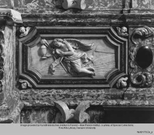 Engel mit Leidenswerkzeugen - Reliquienaltar, Det.: Rechter Engel m. Leidenswerkzeugen