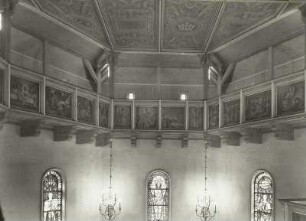 Mauersberg, Kreuzkapelle, Inneres, Chor mit Glasfenstern, Empore und Kassettendecke. Bemalung H. Helas