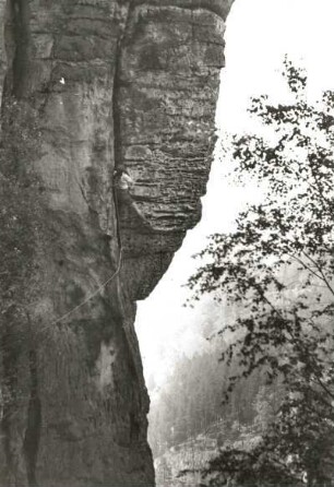 Sächsische Schweiz. Rathener Felsgebiet, Höllenhund. Seilschaft R. Stolle an der Westkante (Kesseltürmerweg). (VIIc)