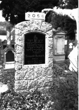 Grabstein 2056 (Index: 100096940) Maße HxBxT: 143x66x38 cm Besonderheit: Seite im Memorbuch von Bamberger fehlt: Grabstein 2056