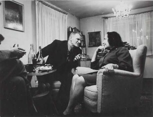 Professorin Lea Grundig (1906-1977) in ihrer Wohnung im Gespräch mit einem Arbeiter