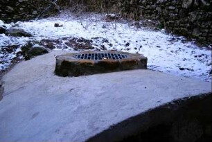 gemauerter und betonierter Brunnen im Burggelände