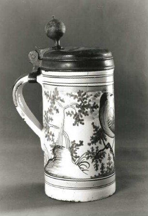 Walzenkrug (mit Deckel). Fayence, mehrfarbig bemalt; H. 19,7 cm. Dresden, um 1770. Dresden: Kunstgewerbemuseum 34891