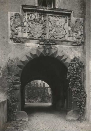 Colditz. Schloss ColditzZweites Tor, genannt die Weissenburg mit kursächsischem und königlich-dänischem Wappen (1583)
