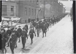 Demonstration der Antifaschistischen Aktion (Antifa) in Johanngeorgenstadt mit dem Transparent: Faschismus und Reaktion, gegen SA und SS Terror : Demonstration der Antifaschistischen Aktion (Antifa) in Johanngeorgenstadt