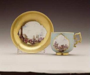 Henkeltasse und Unterschale mit türkisfarbenem Fond