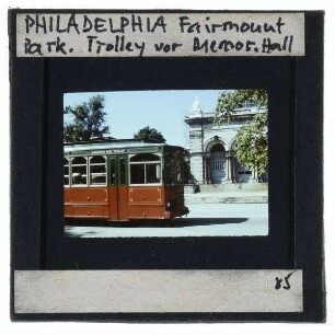 Philadelphia, Memorial Hall : Davor eine alte Straßenbahn