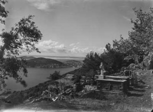 Küstengräber : Blick über Gräber auf das Marmarameer und die umliegende Landschaft.
