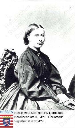 Anna Großherzogin v. Mecklenburg-Schwerin geb. Prinzessin v. Hessen und bei Rhein (1843-1865) / Porträt, auf Stuhl sitzend, Kniestück