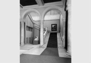 Blick in das Treppenhaus der Nationalgalerie