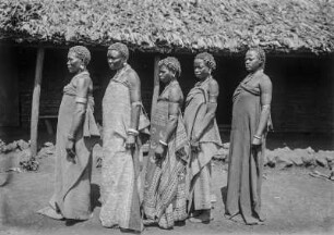Frauen der Chagga : Portrait einer Gruppe von Frauen der Chagga im Profil