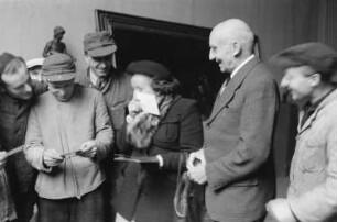 Eröffnung der Dauerausstellung in der Alten Nationalgalerie : Frau mit Ludwig Justi, Direktor der Nationalgalerie, und Aufbauhelfern