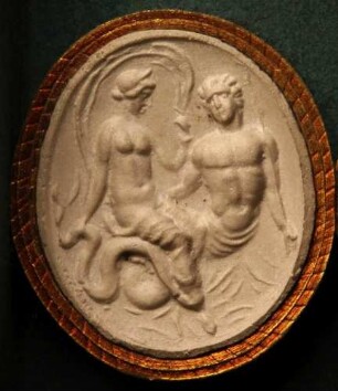 Eine Frau sitzt auf einem Triton (Daktyliothek, Supplement)