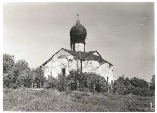 Arkash bei Nowgorod, Russland. Kirche Mariä Verkündigung (1179), Südseite und Apsiden