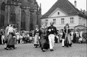 Freiburg: Münsterplatz; Trachtengruppe aus Villingen