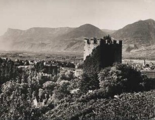 üdtirol. Meran. Blick über die Ruine des Bergfriedes der im 13. jh. errichteten Burg Ortenstein in das Etschtal