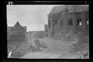 Bei Messines (=Mesen, Belgien), Wytsetate (=Wijtschate, Belgien),. Houthem (Belgien), Warneton (Dep. Nord, Frankreich) oder Loos (Dep. Nord, Frankreich): Ruine neben dem Vorplatz zu einer beschädigten Kirche, davor provisorische Gräber