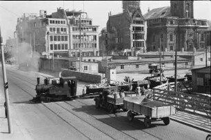 Enttrümmerung im Stadtkern : Dresden-Altstadt, Wilsdruffer Straße. Die Straße querende Trümmerbahn. Blick über den Altmarkt gegen die Ruinen der Ostseite und die Kreuzkirche