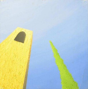 schräger, gelber Turm vor blauem Grund
