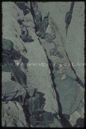 Schlafende Soldaten in einem Panzergraben bei Dalnik vor Odessa