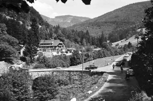 Todtnau: Reisekolonne des Bundesministers für Verkehr vor dem Gasthaus Waldeck