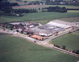 British American Tobacco (BAT): Luftbild des Gewerbegebietes am Beimoorweg: im Vordergrund Beimoorweg, im Hintergrund Bahnstrecke Hamburg-Lübeck und Lübecker Straße