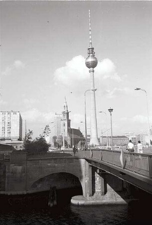 Berlin: Ost; Marienkirche - Fernsehturm; nebeneinander
