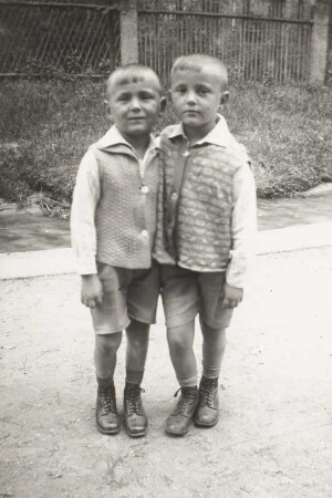 Zwei kleine Jungen (Brüderpaar) auf einer Straße stehend