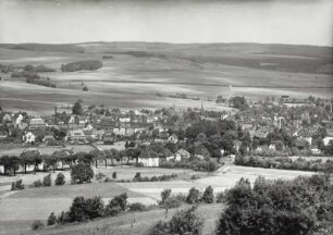 Zwönitz, Stadtteilansicht : Zwönitz, Stadtteilansicht mit Turm der Stadtkirche Sankt Trinitatis