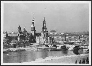 Dresden, Schloß und Hofkirche : Dresden. Blick vom Neustädter Ufer über die Elbe auf Ständehaus, Residenzschloss und Hofkirche
