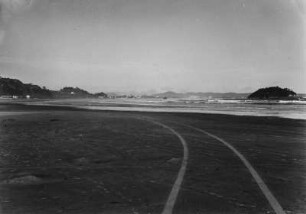 Strand : Reifenspuren am Sandstrand.