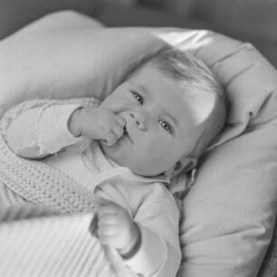 Kleinkind im Bett