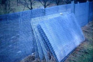 Metallstreckzaun von der Grenze, erfährt Zweitverwendung als Gartenzaun