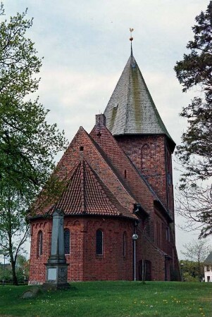 Hauptstraße 59: evangelische Kirche: Blick von Nordosten: davor Kirchhof, Ehrenmal 1848/51 - 1870/71: 28. April 1994