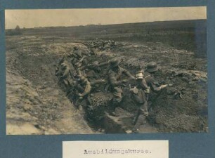 Foto eines Ausbildungskurses bei Übungen im Werfen von Handgranaten